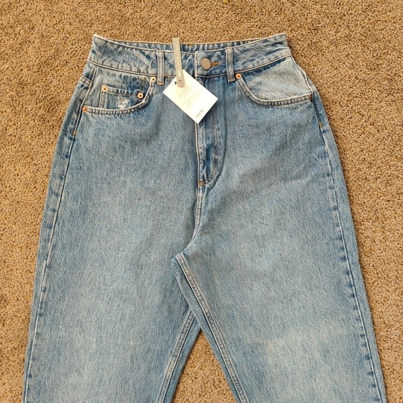 ASOS DESIGN High Waisted Mom Jeans Light Wash Cotton Denim Size 28T - Picture 3 of 12